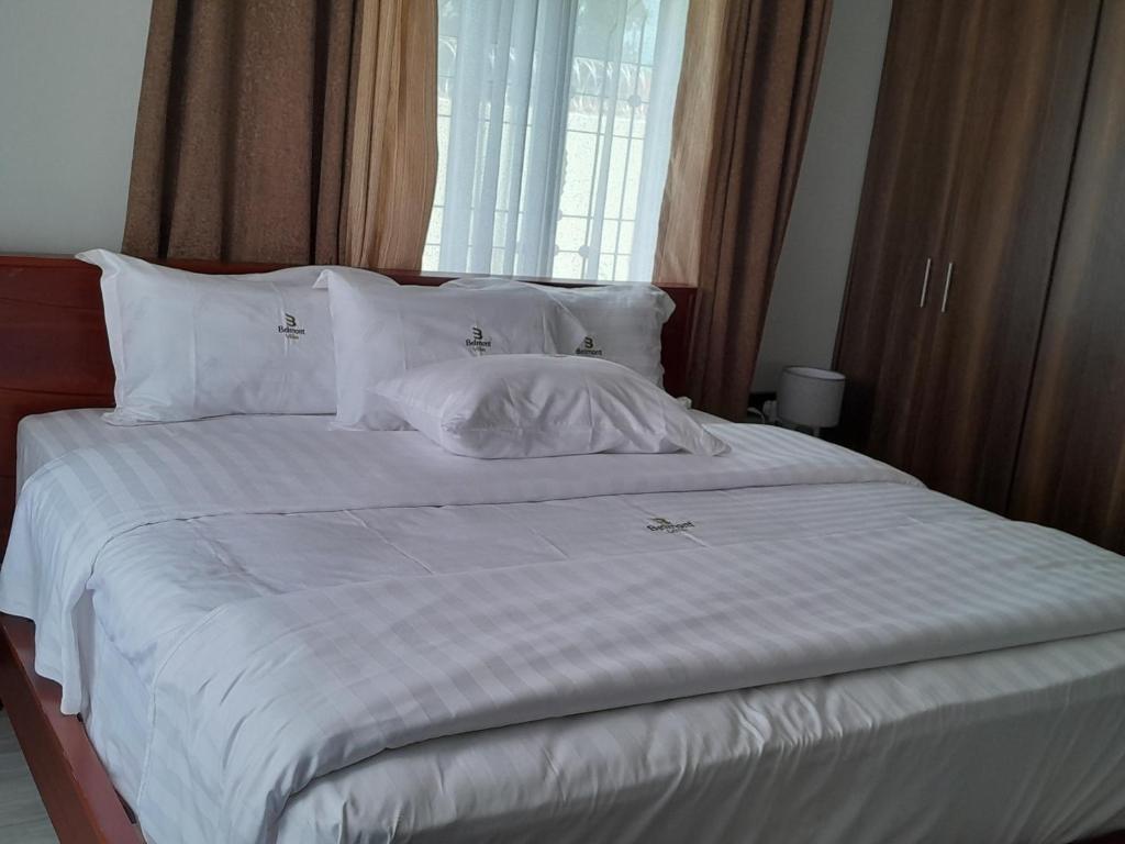 A bed or beds in a room at Belmont Villas Mbale