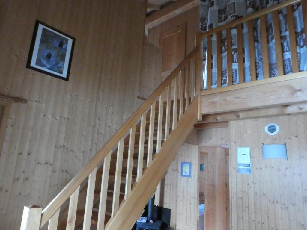 a wooden staircase in a cabin with a picture on the wall at Chalet Beaujon Chapelle-des-Bois in Chapelle-des-Bois