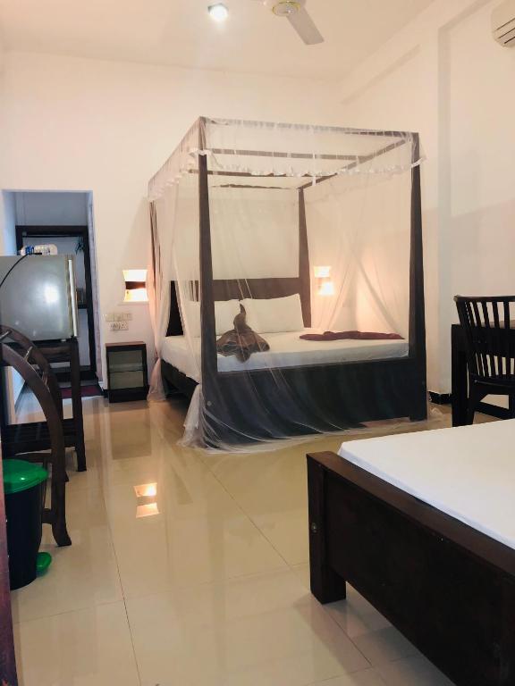 Postel nebo postele na pokoji v ubytování Tinara River Inn, Weligama