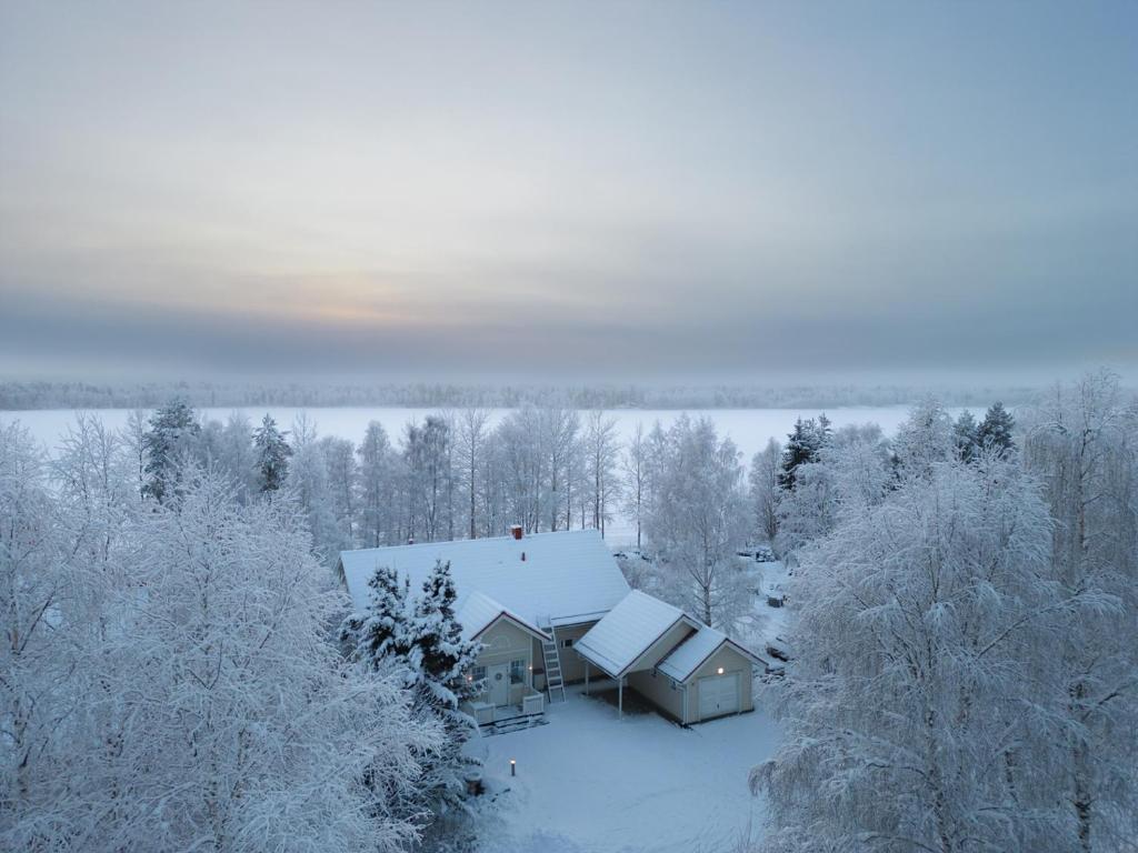 Villa Salmijärvi v zimě