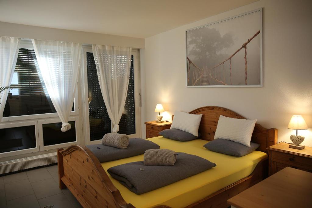 - 2 lits dans une chambre avec 2 fenêtres dans l'établissement Piccolo, à Zurich