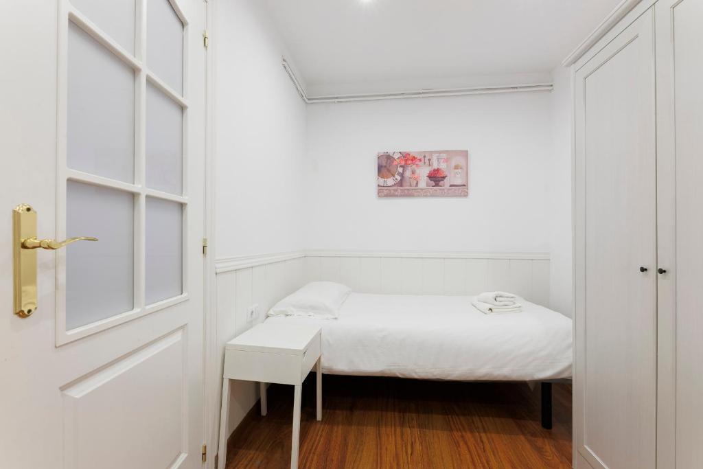 Postel nebo postele na pokoji v ubytování ApartEasy - Private Terrace, 3-Bedroom Apartment