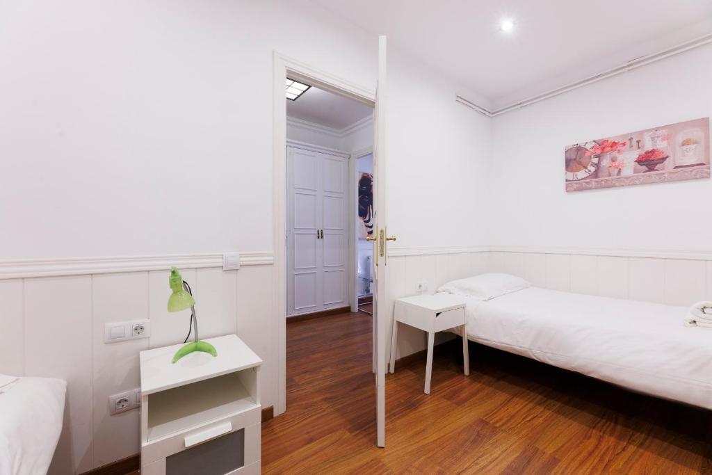 Postel nebo postele na pokoji v ubytování ApartEasy - Private Terrace, 3-Bedroom Apartment