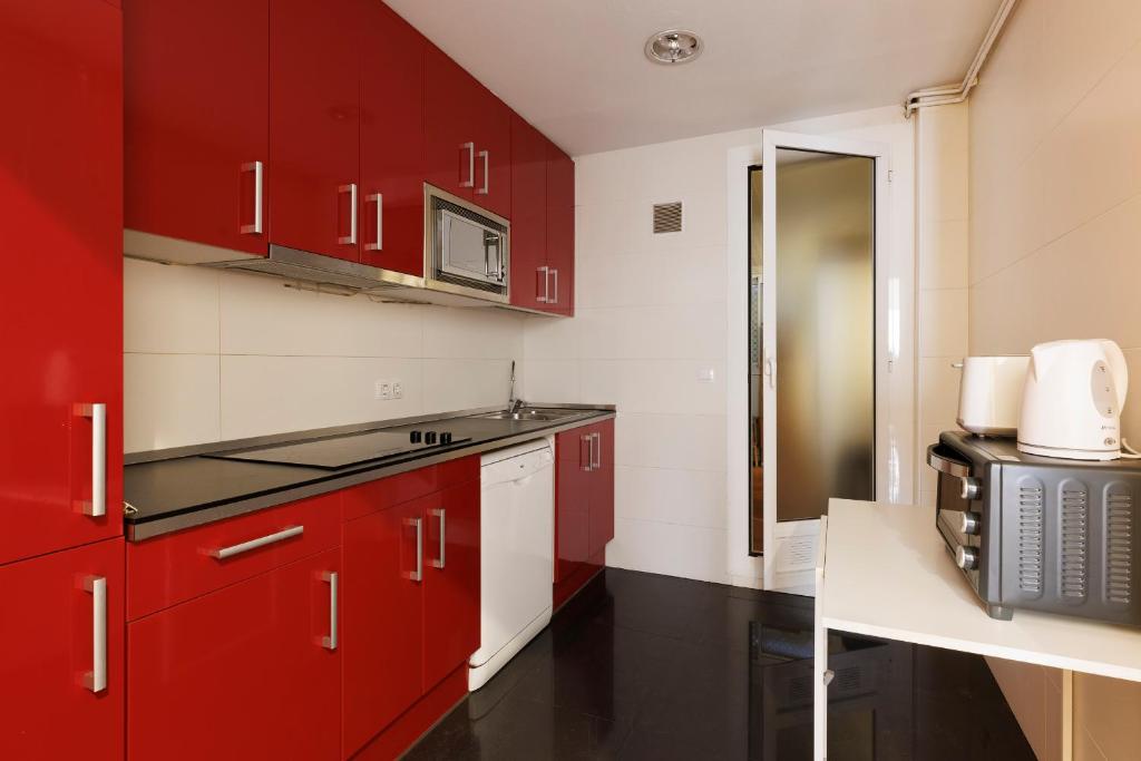 Kuchyň nebo kuchyňský kout v ubytování ApartEasy - Private Terrace, 3-Bedroom Apartment