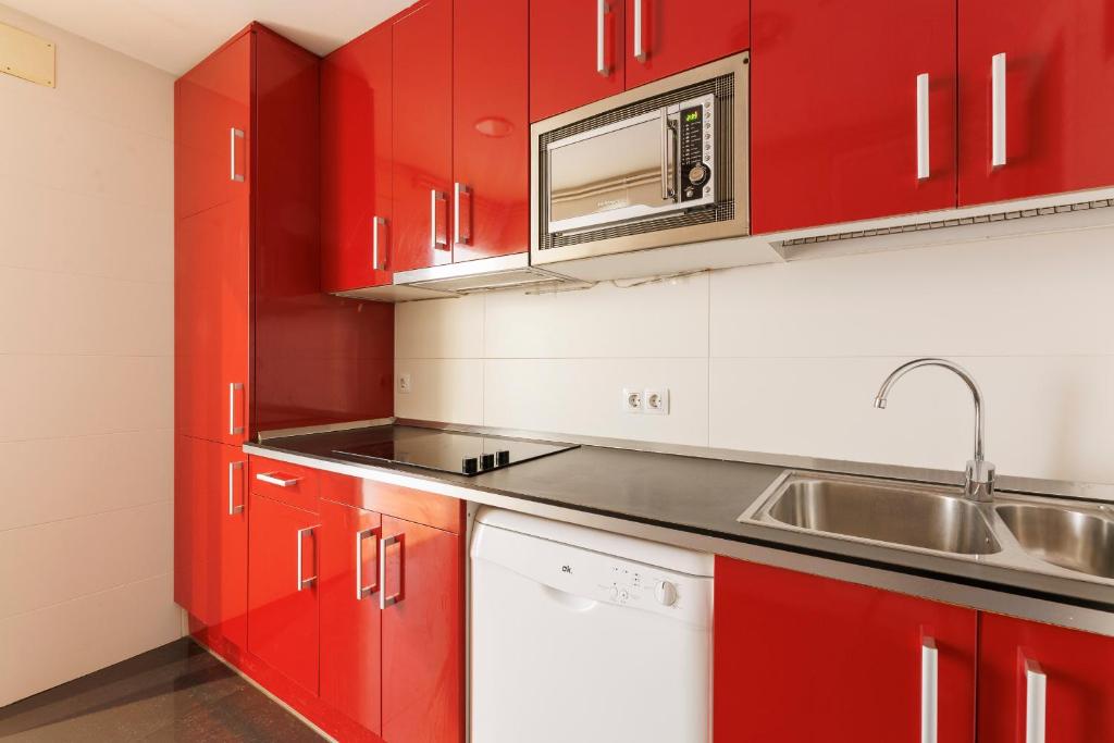 Kuchyň nebo kuchyňský kout v ubytování ApartEasy - Private Terrace, 3-Bedroom Apartment