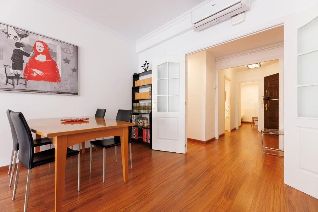 TV a/nebo společenská místnost v ubytování ApartEasy - Private Terrace, 3-Bedroom Apartment