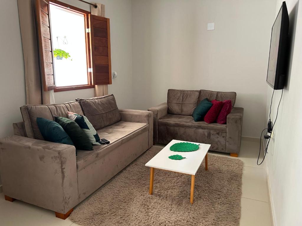 Sala de estar con 2 sofás y mesa en Agradável Casa de Campo, recém construída., en Divisa