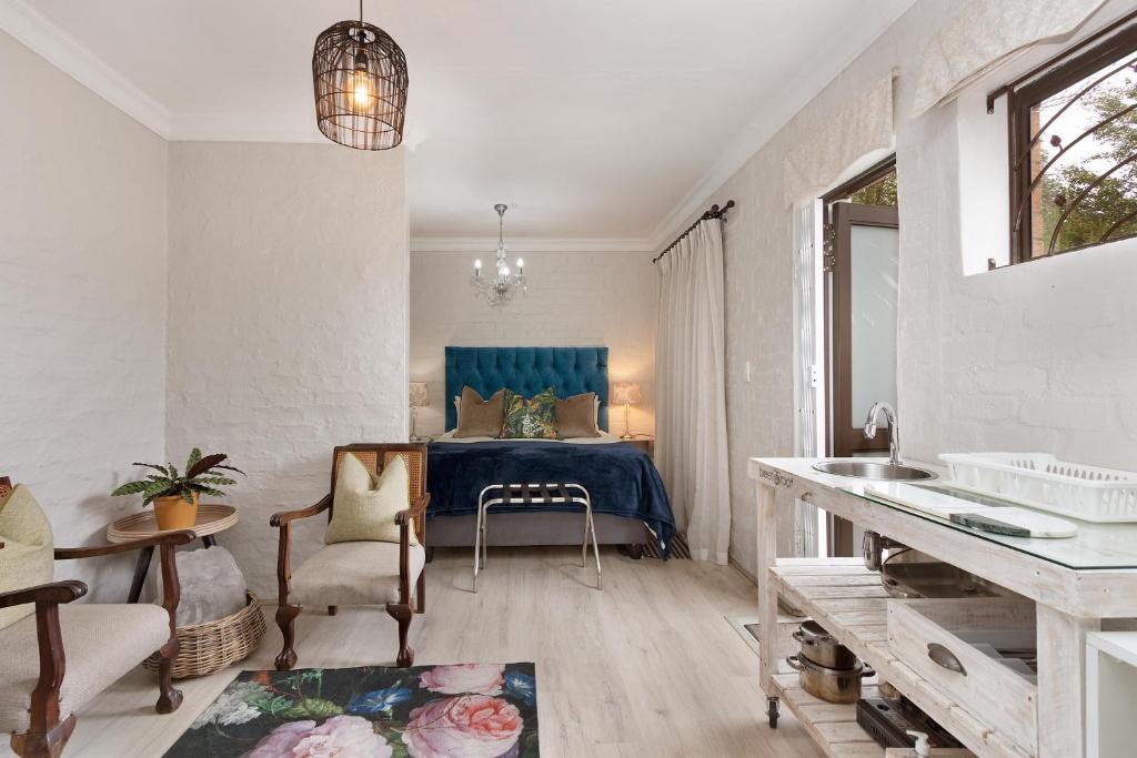 貝爾維爾的住宿－Petite Apartment，一间卧室配有一张蓝色床头板的床