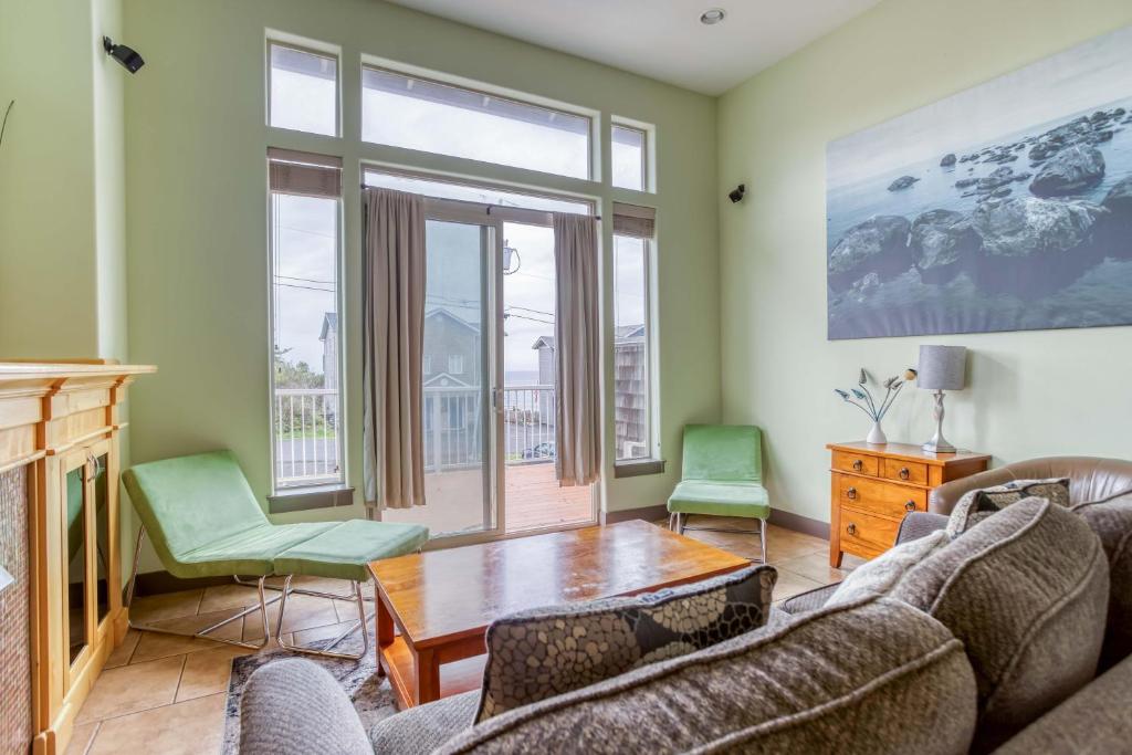 ein Wohnzimmer mit 2 Sofas und einem Tisch in der Unterkunft Coastal Dream in Lincoln City