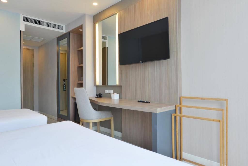 TV a/nebo společenská místnost v ubytování Grace Patong Hotel