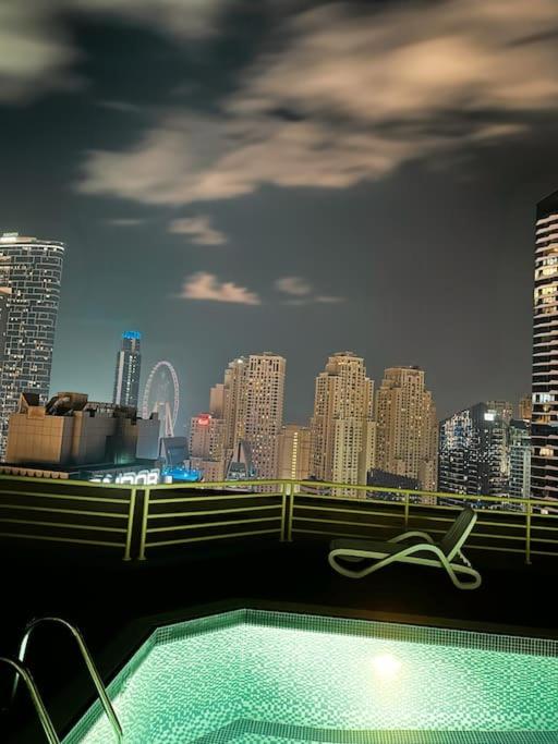 Bazén v ubytování Luxe 1 Bedroom Apartment Near DMCC Metro & JBR Beach nebo v jeho okolí