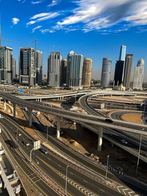 Nespecifikovaný výhled na destinaci Dubaj nebo výhled na město při pohledu z apartmánu