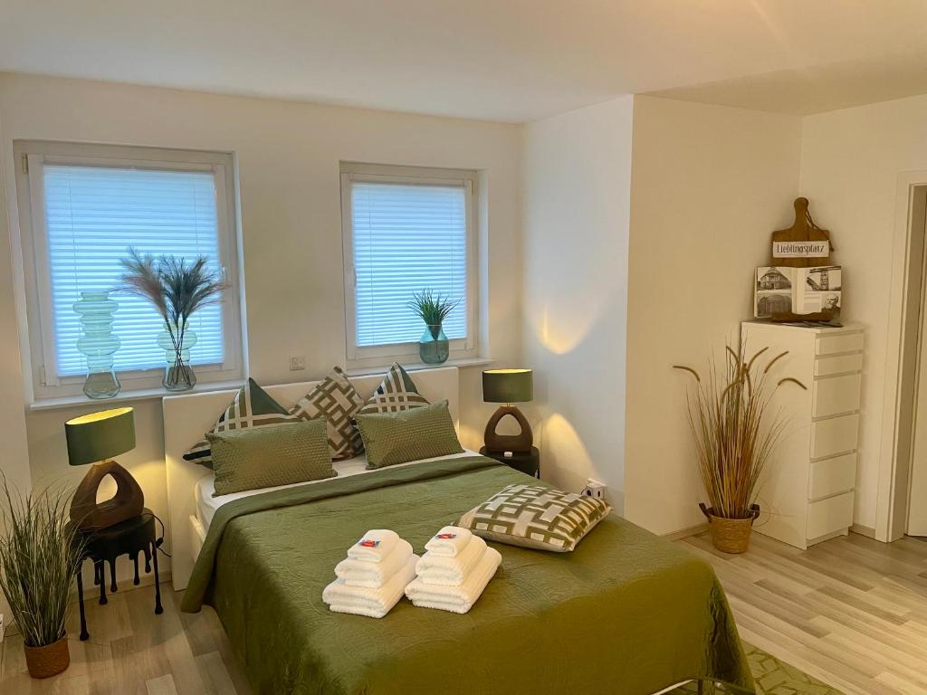 une chambre avec un lit avec deux serviettes dessus dans l'établissement 40qm Wohlfühl-Apartment im Grünen mit Sorglospaket, à Wuppertal