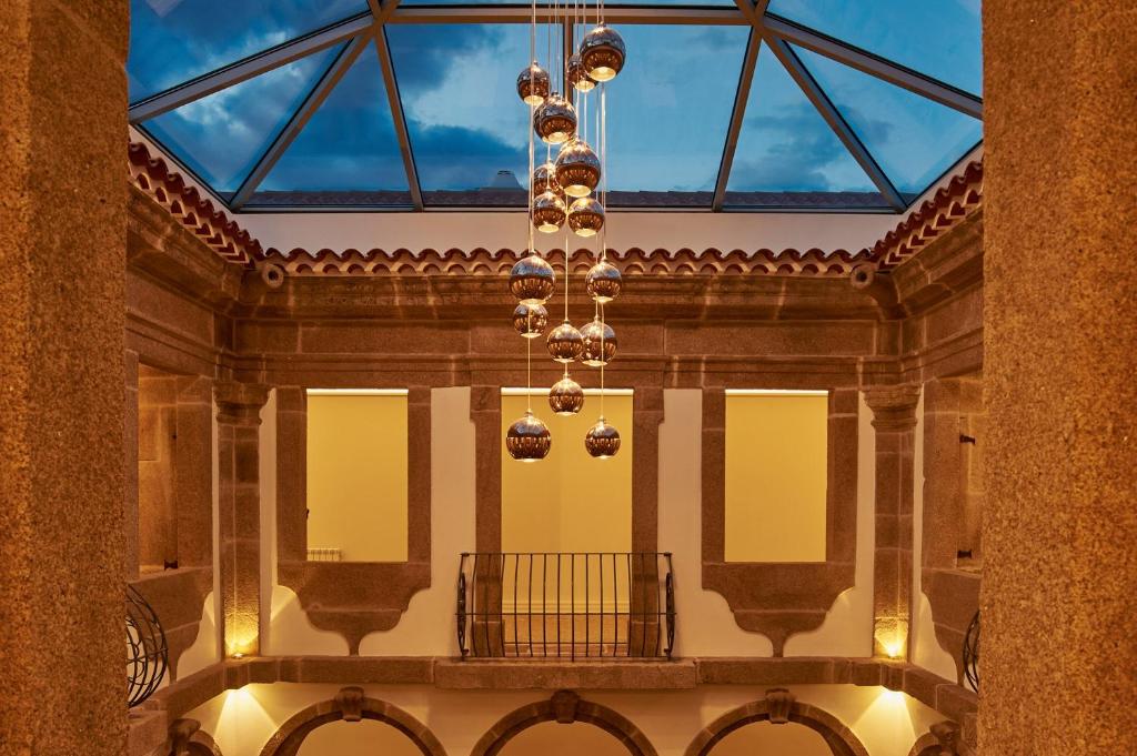 豐當的住宿－Convento do Seixo Boutique Hotel & Spa，吊灯挂在建筑物的天花板上