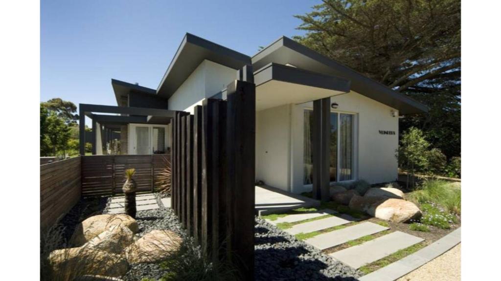a modern house with a black roof at Vlinders in Flinders