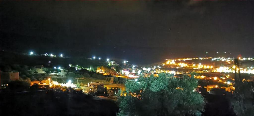 Blick auf die Stadt in der Nacht mit Lichtern in der Unterkunft Café Autor Dan et Eger Nouvelle Restaurant in Ouzoud