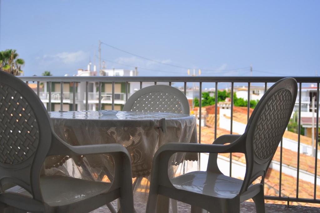 ein Tisch und zwei Stühle auf einem Balkon in der Unterkunft APARTAMENTO 2 PAUPÍ in Oliva