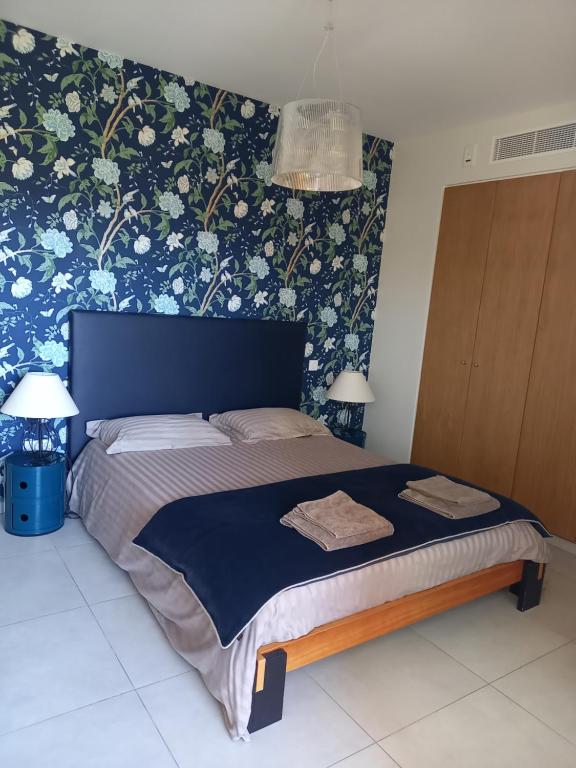 Postel nebo postele na pokoji v ubytování Suite avec 2 chambres d'hôtes pour 1 à 4 personnes avec terrasse, vue mer, parking privé, proche port et aéroport