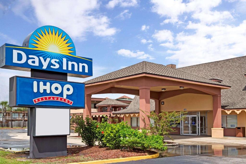 セント・オーガスティンにあるDays Inn by Wyndham St Augustine I-95-Outlet Mallの日帰り旅館前の看板