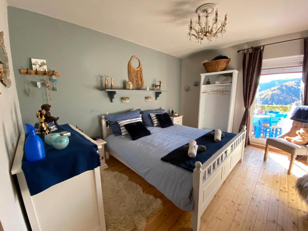 1 dormitorio con 1 cama con sábanas azules y nevera en Pölstaler Berghütte en Oberzeiring