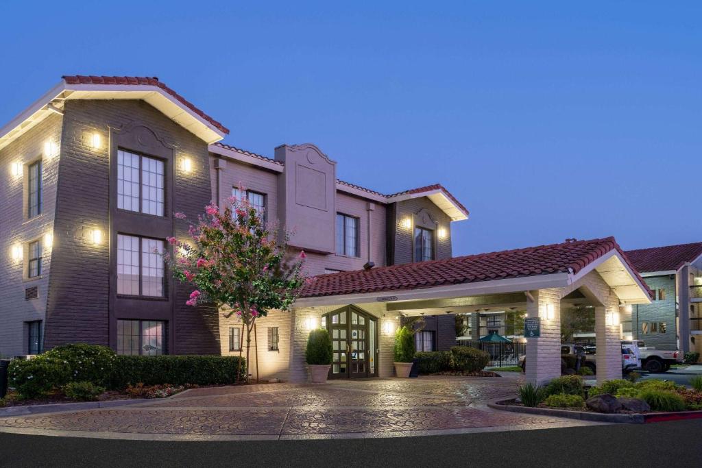 a large building with a driveway in front of it at La Quinta Inn by Wyndham Sacramento North in Sacramento