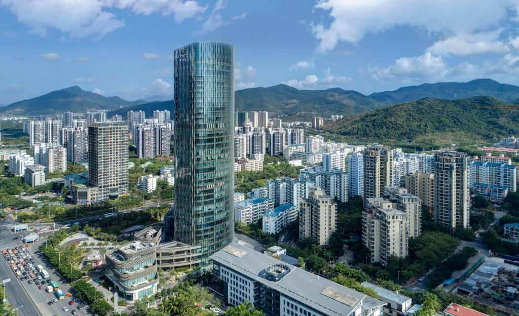 una vista aerea di una città con edifici alti di Hyatt Place Sanya City Center a Sanya