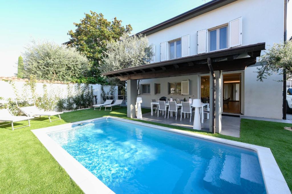 una piscina en el patio de una casa en MGH Luxury - Villa Celeste, en Desenzano del Garda