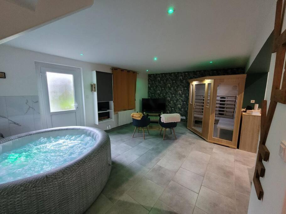 Cette chambre comprend une salle de bains pourvue d'une grande baignoire. dans l'établissement Maison avec sauna/spa, à Montville