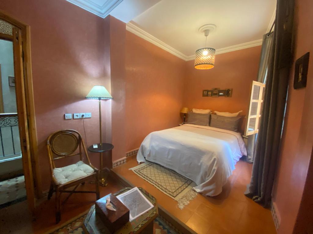 Postel nebo postele na pokoji v ubytování Dar Sami, Riad Bab Kasbah