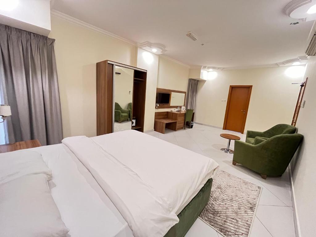 Postel nebo postele na pokoji v ubytování Muscat Hills Hotel