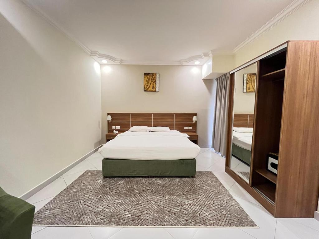 Postel nebo postele na pokoji v ubytování Muscat Hills Hotel