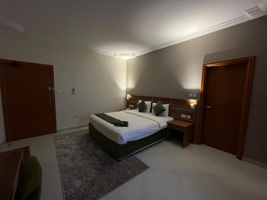 Postel nebo postele na pokoji v ubytování Muscat Hills Hotel