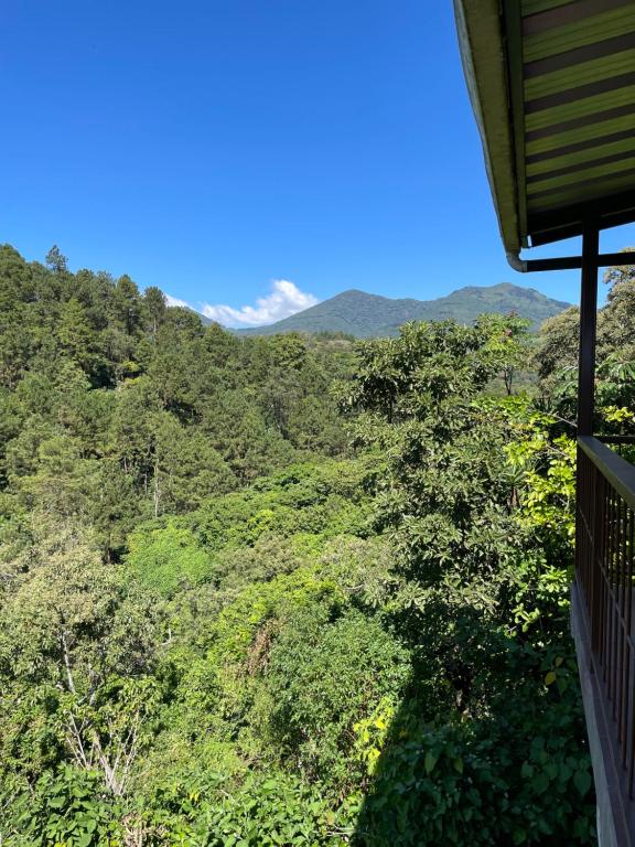 desde el balcón de una casa con vistas a las montañas en Casa de la Luna, Juayúa., en Juayúa