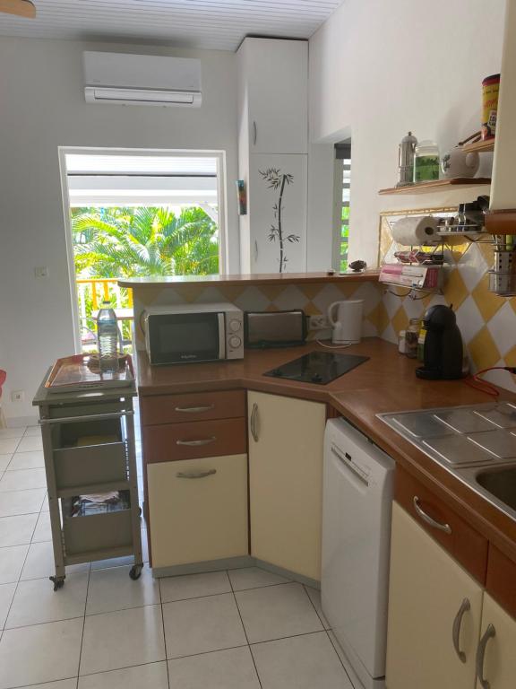 Kuchyň nebo kuchyňský kout v ubytování Bungalow Belfond Plage Pointe Marin