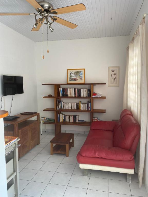 TV a/nebo společenská místnost v ubytování Bungalow Belfond Plage Pointe Marin