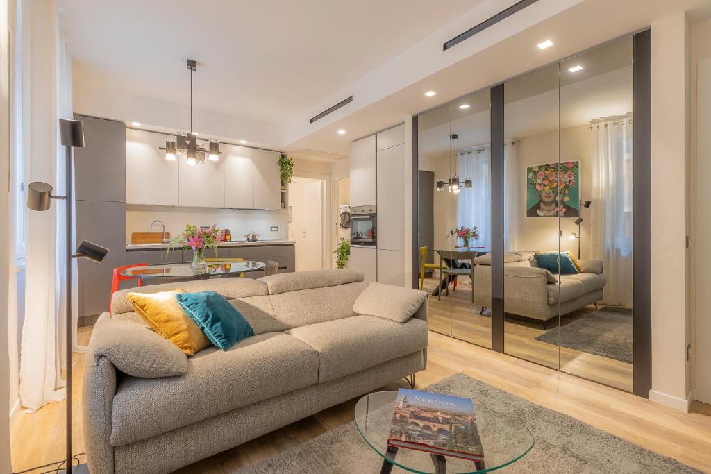 ヴェローナにあるOrti Manara Design Apartmentsのソファとテーブルのあるリビングルーム