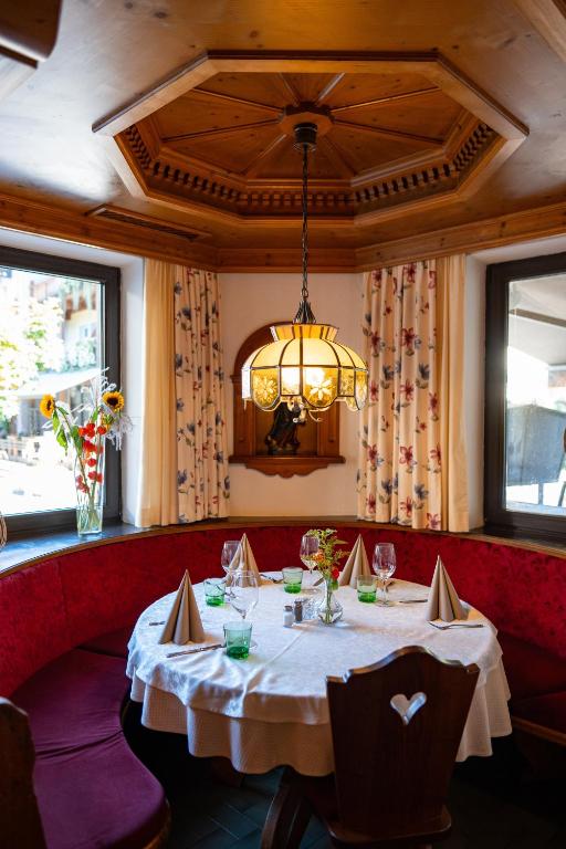Reštaurácia alebo iné gastronomické zariadenie v ubytovaní Hotel Mesnerwirt