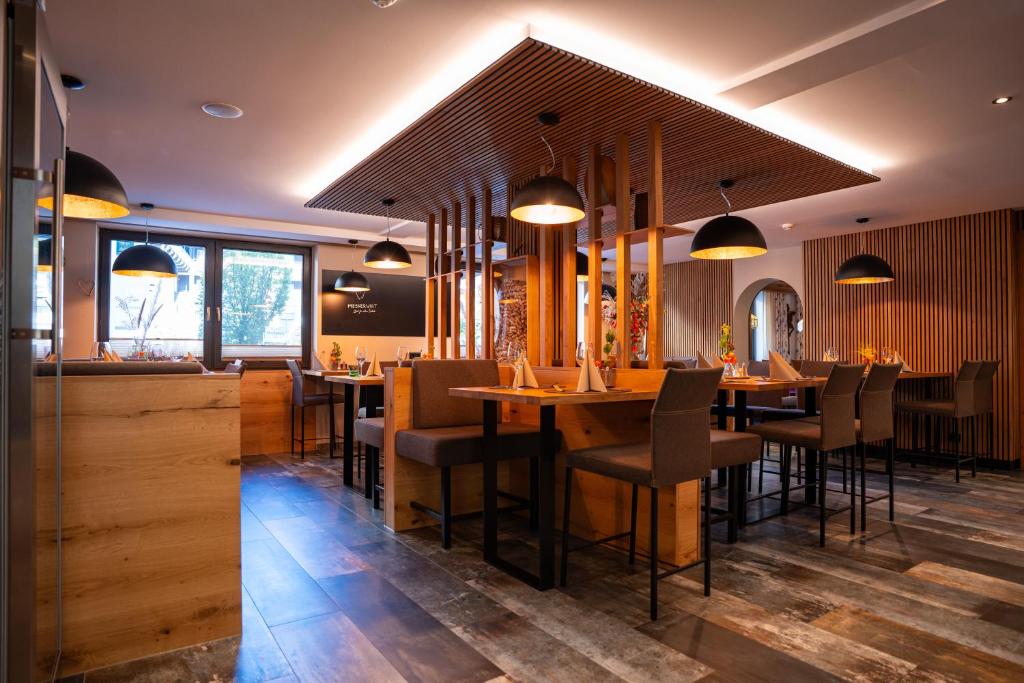 Reštaurácia alebo iné gastronomické zariadenie v ubytovaní Hotel Mesnerwirt