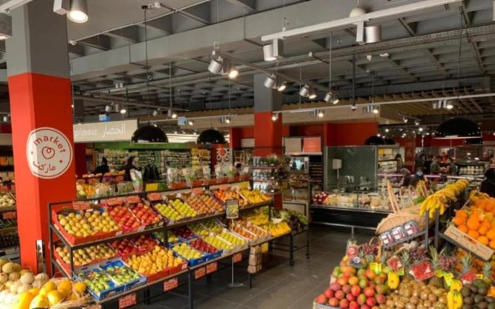 a grocery store filled with lots of fruits and vegetables at Studio Moderne au centre de ville casablanca à Louer in Casablanca