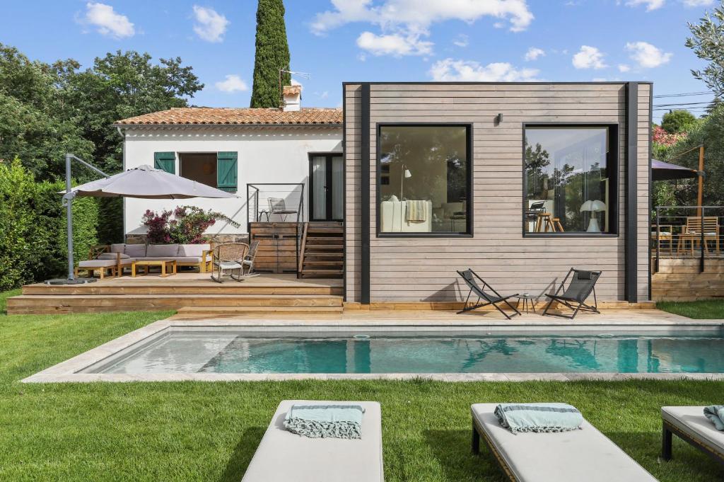 une maison avec une piscine dans la cour dans l'établissement Villa La Temana, 18km de Saint-Tropez, à Cavalaire-sur-Mer