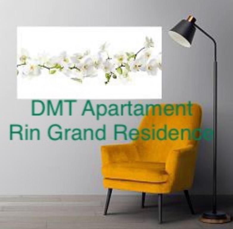 una silla amarilla y una lámpara en una habitación en DMT Apartament Rin Grand en Bucarest