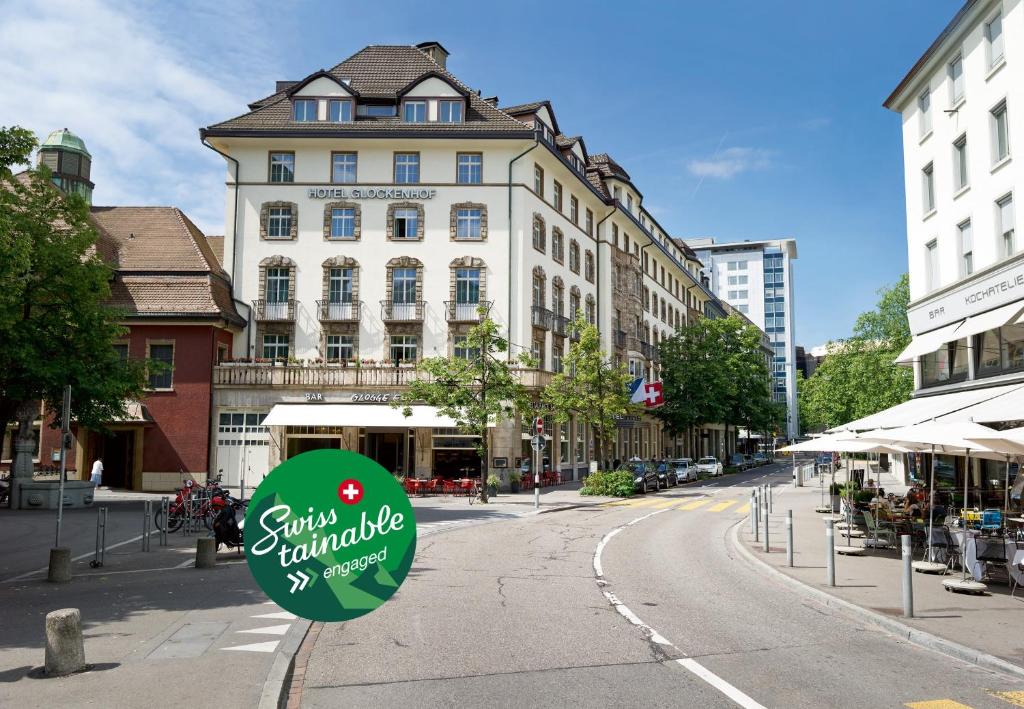 un cartel en una calle frente a un edificio en Hotel Glockenhof Zürich en Zúrich