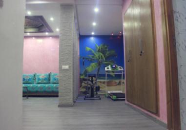 um corredor com um quarto com um sofá e uma câmara em Rabat Apartments em Rabat