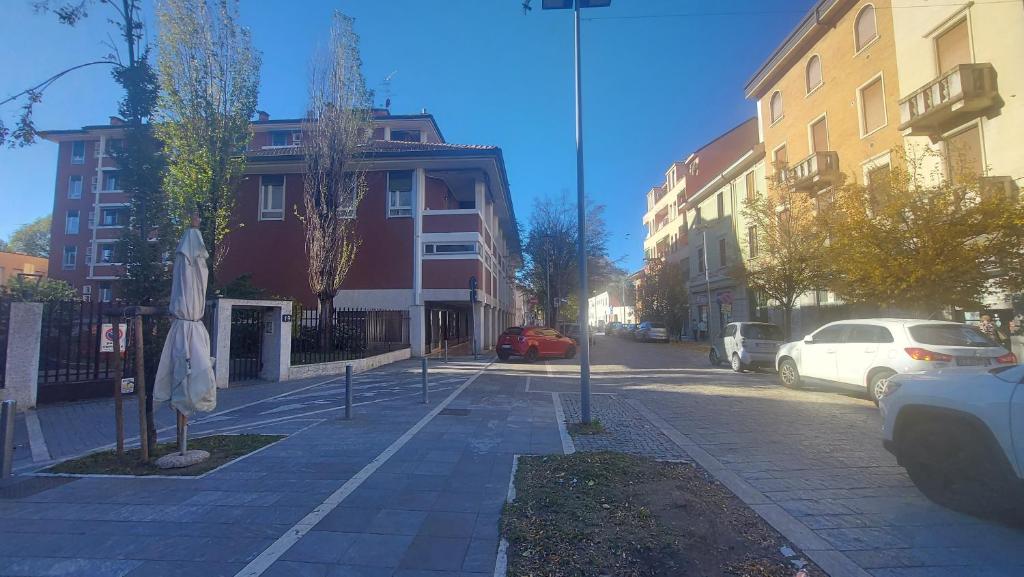 una calle con coches estacionados al costado de la carretera en WATERCOLOR House ,fibra internet and Disney plus, en Milán