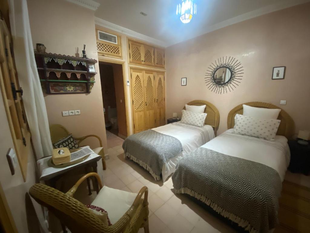 Postel nebo postele na pokoji v ubytování Dar Sami, Riad Bab Kasbah