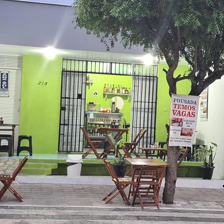 a group of chairs and a table in front of a store at Pousada Point da Nanda in Juazeiro do Norte