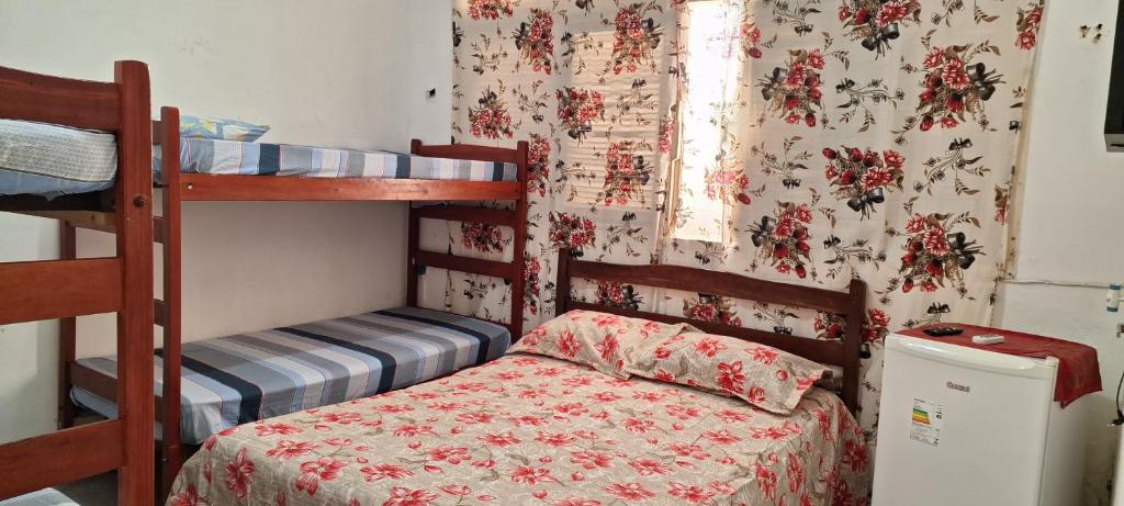 una camera con 2 letti a castello e un letto con un cuscino di Pousada Point da Nanda a Juazeiro do Norte