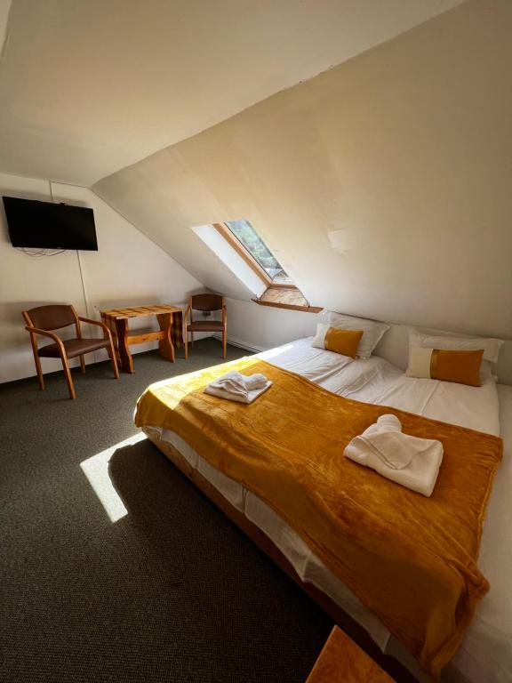 ザルネシュティにあるPensiunea Andalexのベッドルーム1室(ベッド1台、タオル2枚付)