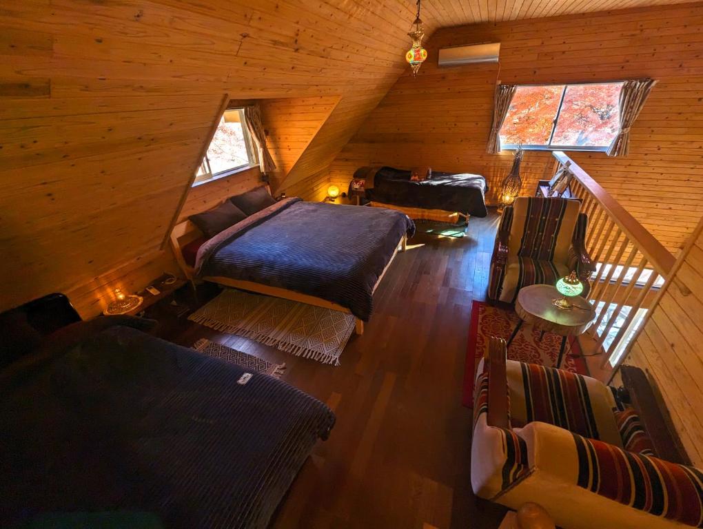 Postel nebo postele na pokoji v ubytování 星空に包まれる 森の隠れ家　Amrita Lodge ~stay & retreat~