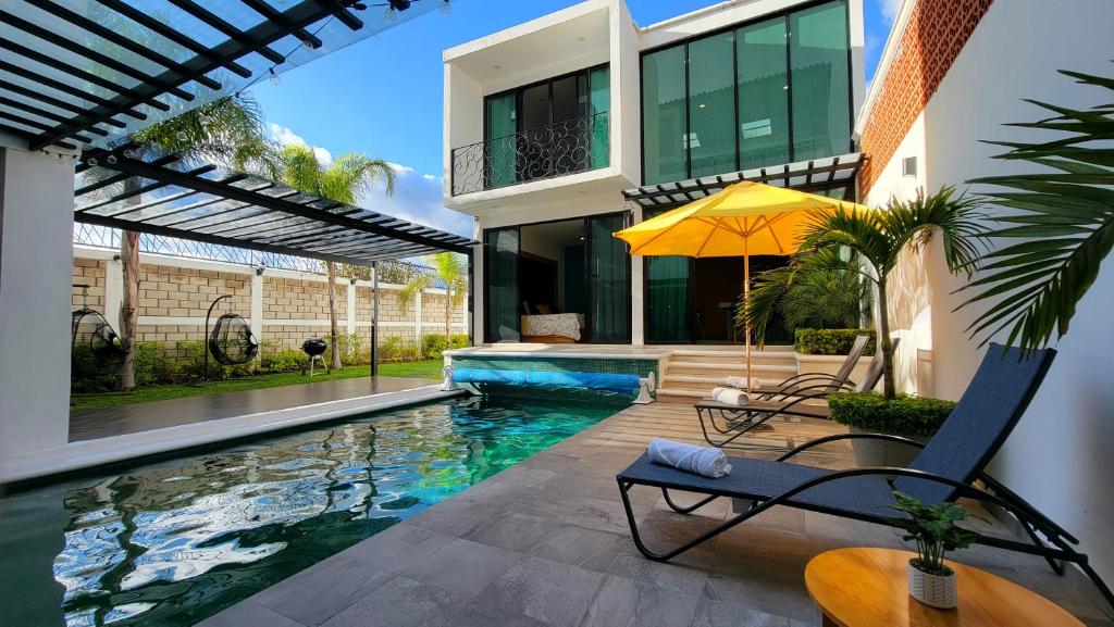 una piscina en una casa con una casa en CASA VILLA DEL SOL con alberca climatizada, en Tonatico